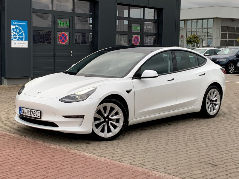 Tesla Model 3-1