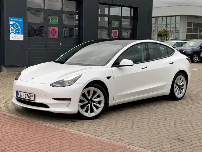Tesla Model 3-7